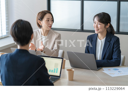働く女性 113229064