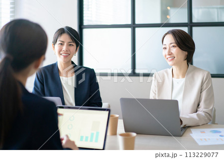 働く女性 113229077