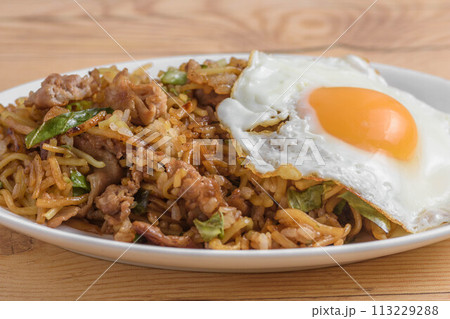 ソバ飯と目玉焼き 113229288