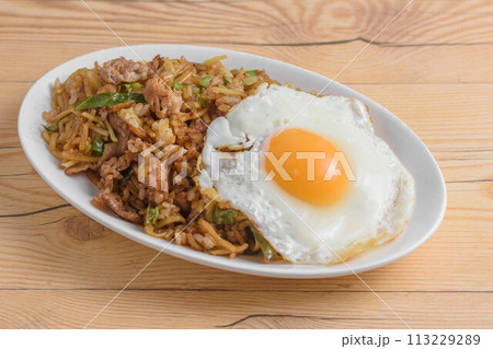 ソバ飯と目玉焼き 113229289