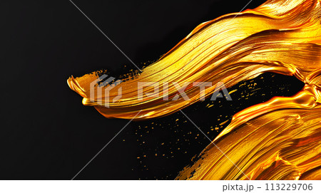 黒背景に金色のオイルペイントのブラシストローク背景 113229706