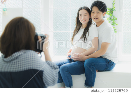妊婦に寄り添う夫 113229769