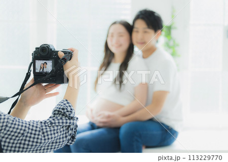 妊婦に寄り添う夫 113229770