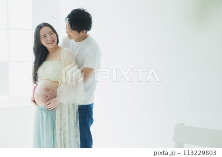 妊婦に寄り添う夫 113229803