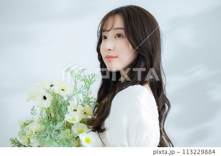 花束を持つ女性 花束を持つ女性 113229884