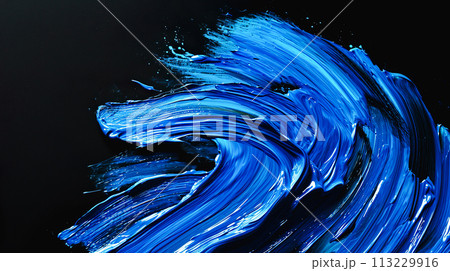 黒背景に青色のオイルペイントのブラシストローク背景 113229916