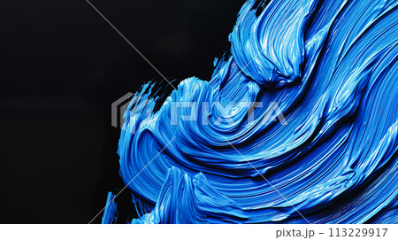 黒背景に青色のオイルペイントのブラシストローク背景 113229917