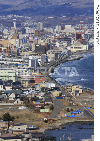【建物名・ロゴぼかし済】函館の端っこから立待岬、中心部函館五稜郭タワー方面への市内の様子 113230041