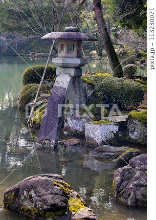 金沢　文化財指定庭園　特別名勝　兼六園　徽軫灯籠(ことじとうろう） 113230071