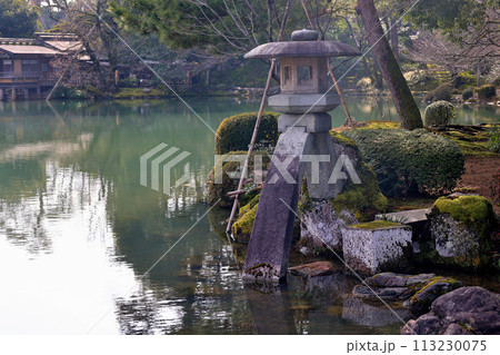 金沢 文化財指定庭園 特別名勝 兼六園 徽軫灯籠(ことじとうろう) 金沢 文化財指定庭園 特別名勝 兼六園 徽軫灯籠(ことじとうろう) 113230075