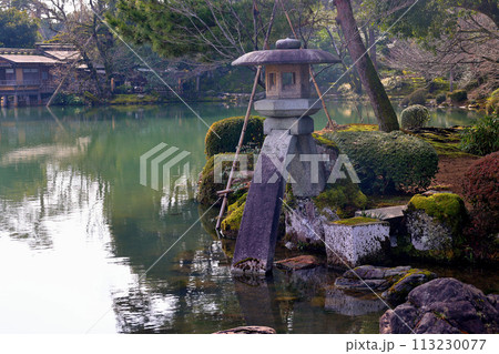 金沢 文化財指定庭園 特別名勝 兼六園 徽軫灯籠(ことじとうろう) 金沢 文化財指定庭園 特別名勝 兼六園 徽軫灯籠(ことじとうろう) 113230077