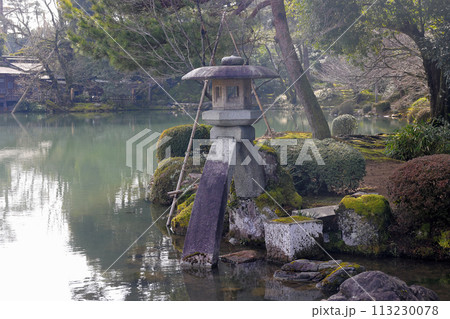 金沢　文化財指定庭園　特別名勝　兼六園　徽軫灯籠(ことじとうろう） 113230078