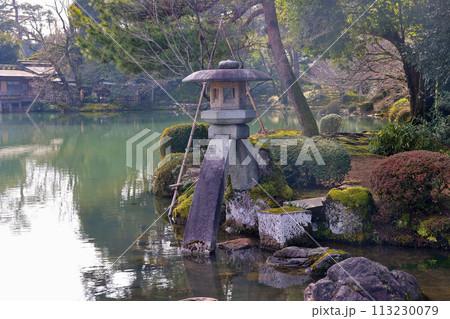 金沢　文化財指定庭園　特別名勝　兼六園　徽軫灯籠(ことじとうろう） 113230079