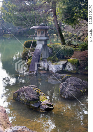 金沢 文化財指定庭園 特別名勝 兼六園 徽軫灯籠(ことじとうろう) 金沢 文化財指定庭園 特別名勝 兼六園 徽軫灯籠(ことじとうろう) 113230170