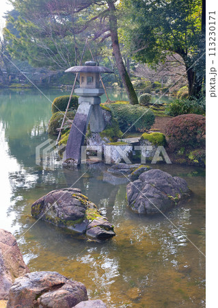 金沢　文化財指定庭園　特別名勝　兼六園　徽軫灯籠(ことじとうろう） 113230171