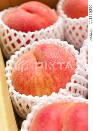 段ボールに入った桃（岐阜県産） 113230390