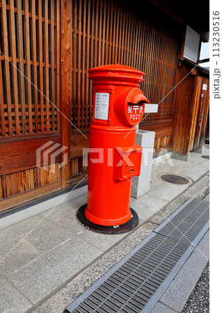 富田林　地内町の赤い郵便ポスト 113230516