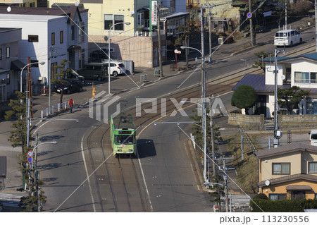 【ロゴ人物運転手フロントガラスナンバーぼかし済】函館市電、青柳町電停出発し、終点谷地頭へ向かう 113230556