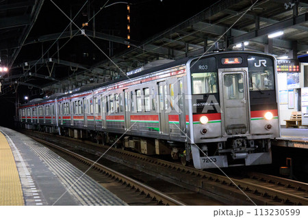 丸亀駅に停車中の7200系電車(JR四国) 丸亀駅に停車中の7200系電車(JR四国) 113230599
