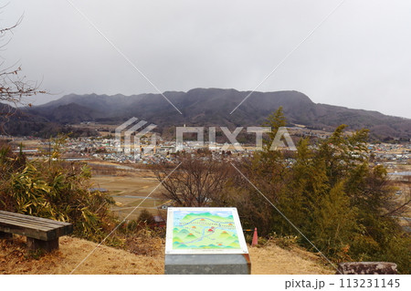 名胡桃城 ささ郭から眺める三峰山、みなかみの街並み 113231145