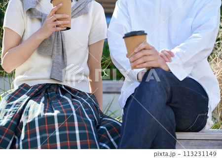 屋外で親密に話す男女 屋外で親密に話す男女 113231149