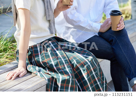 屋外で親密に話す男女 113231151