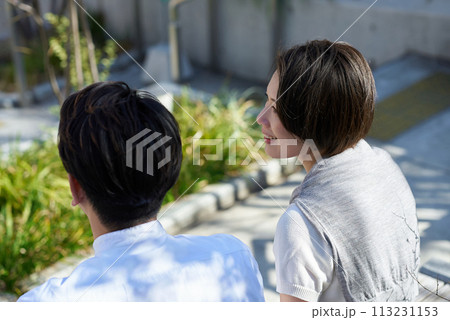 屋外で親密に話す男女 113231153