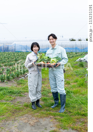 農作物を持つ農家の若い男女 農作物を持つ農家の若い男女 113231191
