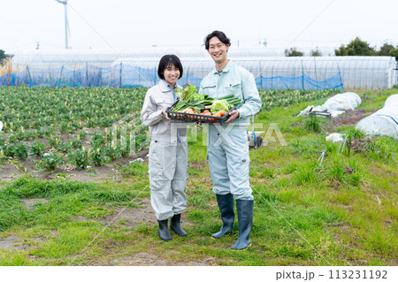 農作物を持つ農家の若い男女 農作物を持つ農家の若い男女 113231192