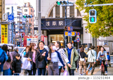 日本の東京都市景観 脱コロナ…観光客で賑わう浅草。浅草駅などを望む＝3月17日 113231464