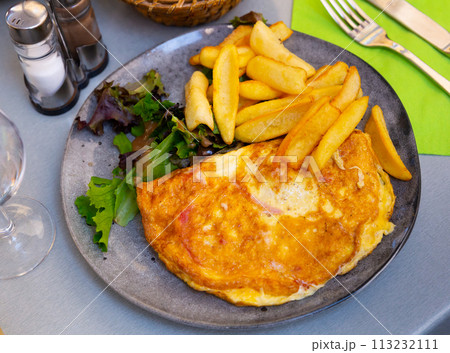 Omelet with lettuce and fries 113232111
