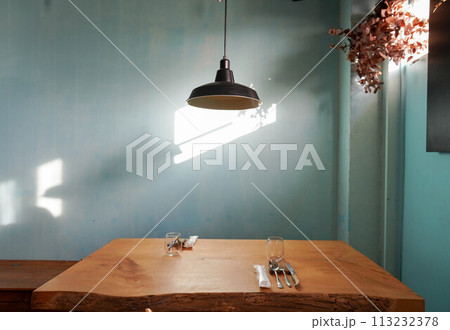 テーブルと木漏れ日 113232378
