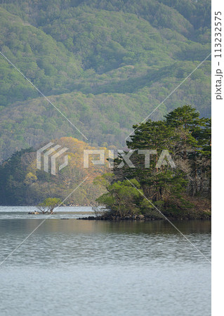 桧原湖　春の風景 113232575