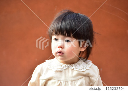 真剣な眼差しの幼児 真剣な眼差しの幼児 113232704
