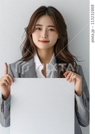 ホワイトボードを持つアジア人ビジネスウーマン 113232808