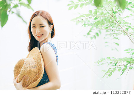 夏服の若い女性 夏服の若い女性 113232877