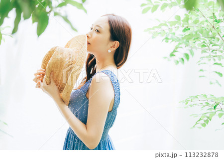 夏服の若い女性 113232878
