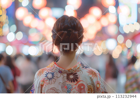 夏祭りの花火を楽しむアジア人女性の後ろ姿 113232944