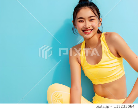 笑顔でエネルギー溢れるフィットネスライフを楽しむアジア人女性 113233064