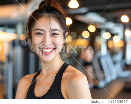 笑顔でエネルギー溢れるフィットネスライフを楽しむアジア人女性 笑顔でエネルギー溢れるフィットネスライフを楽しむアジア人女性 113233077
