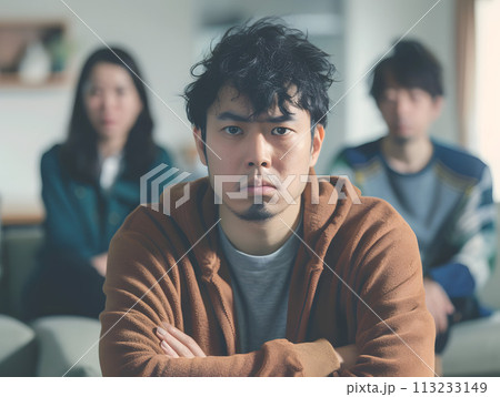 心に影を落とす不仲のアジア人夫婦の不協和音 113233149