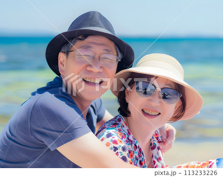 夏の海を楽しむ笑顔あふれる日本人シニアカップル 113233226