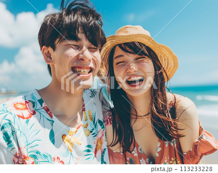 夏の日差しを満喫する笑顔あふれる若いアジア人カップル 夏の日差しを満喫する笑顔あふれる若いアジア人カップル 113233228