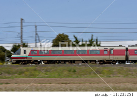 山陰本線を走るL特急やくも16号 113233251