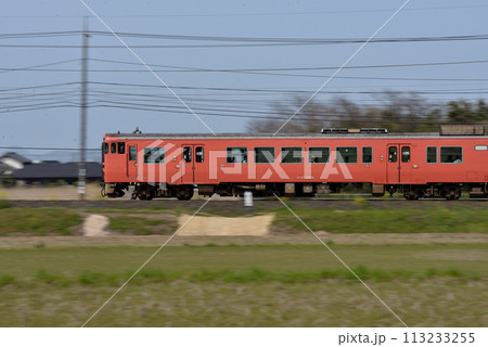 山陰本線を走るキハ47系普通列車 113233255