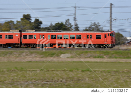 山陰本線を走るキハ47系普通列車 113233257