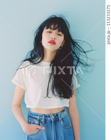 Tシャツとジーンズのアジア人女性のポートレート 113233275