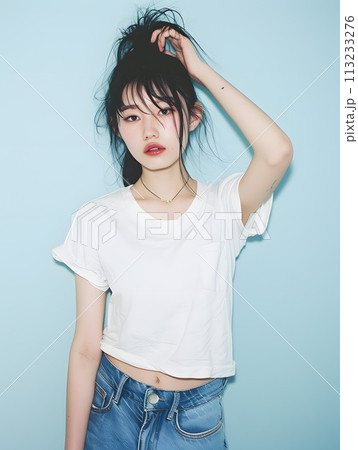 Tシャツとジーンズのアジア人女性のポートレート 113233276