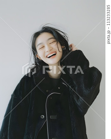 自然な魅力が光る若い日本人女性のファッションポートレート 113233285