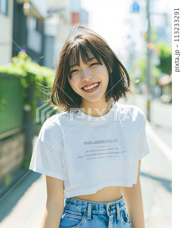 Tシャツとジーンズのアジア人女性のポートレート 113233291
